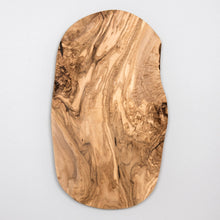Charger l&#39;image dans la galerie, Planche à découper en bois d&#39;olivier, sculptée à la main, avec de nombreuses veines
