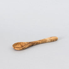 Charger l&#39;image dans la galerie, Petite cuillère en bois d&#39;olivier sculptée à la main, avec de nombreuses veines
