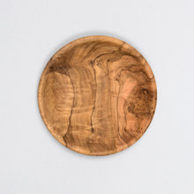 Charger l&#39;image dans la galerie, Petit assiette en bois d&#39;olivier, sculptée à la main, avec de nombreuses veines
