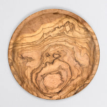 Charger l&#39;image dans la galerie, Grande assiette en bois d&#39;olivier avec de nombreuses veines, sculptée à la main 
