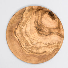 Charger l&#39;image dans la galerie, Grande assiette en bois d&#39;olivier avec de nombreuses veines, sculptée à la main 
