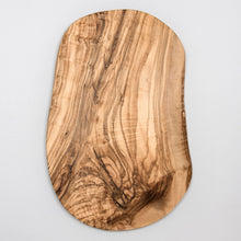 Charger l&#39;image dans la galerie, Planche à découper en bois d&#39;olivier, sculptée à la main, avec de nombreuses veines
